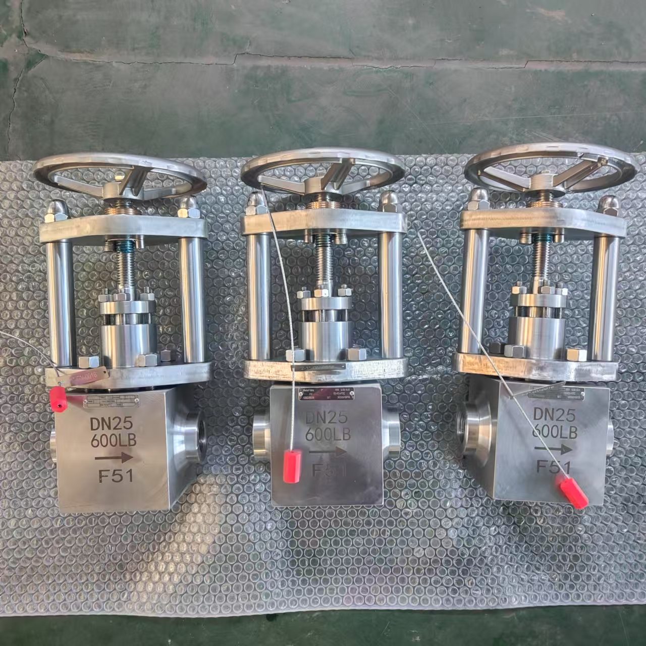 Handwheel NPT Threaded F51 Globe Valve